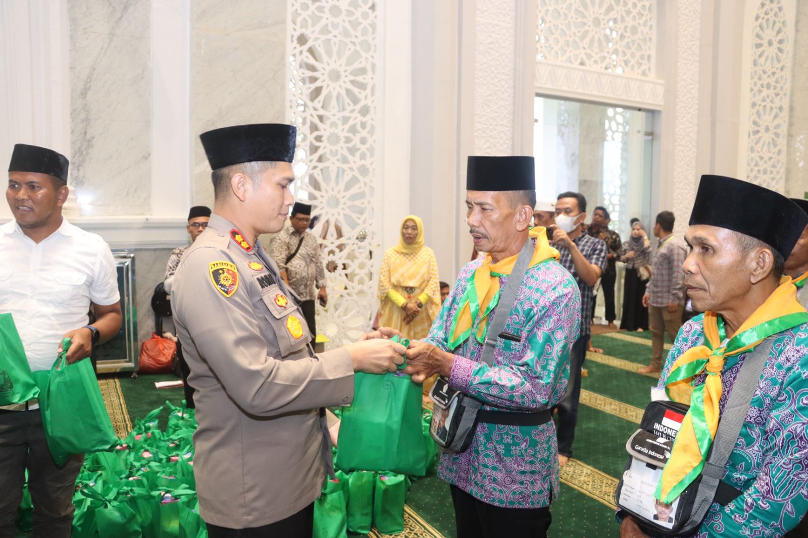 Kapolres Tapsel Hadiri Pelepasan 83 Calon Jamaah Haji dari Masjid Agung Syahrun Nur