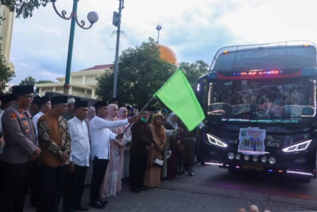 Bupati Paluta Bersama Forkopimda Lepas Keberangkatkan 142 JCH Di Halaman Mesjid Raya Gunung Tua