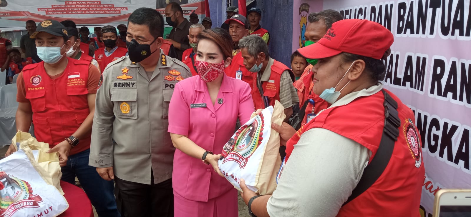 Semarak HUT Bhayangkara ke-76 Polda Sumut Melakukan Gelar Bakti Sosial Kepada Ratusan Penarik Betor