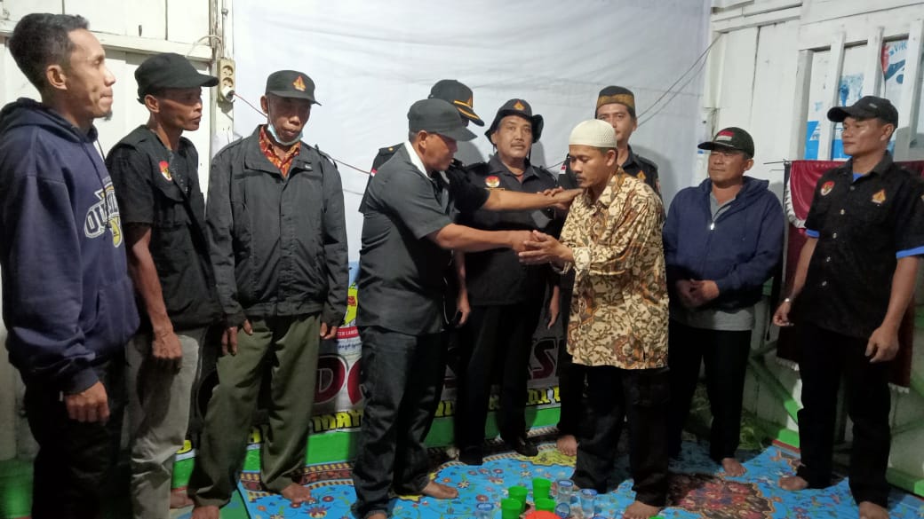 RELAWAN SAR PENDAWA BERIKAN BANTUAN TALI ASIH