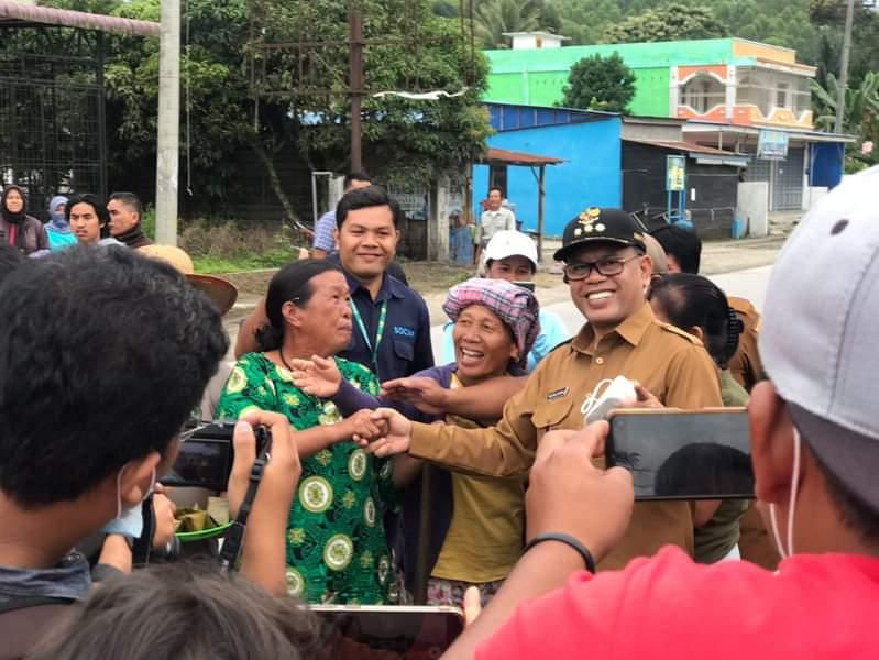 BUPATI POLTAK SITORUS TINJAU GOTONG ROYONG MASSAL DAN TABUR BENIH IKAN SEKALIGUS SERAHKAN BANTUAN BENIH JAGUNG DI PARMAKSIAN.