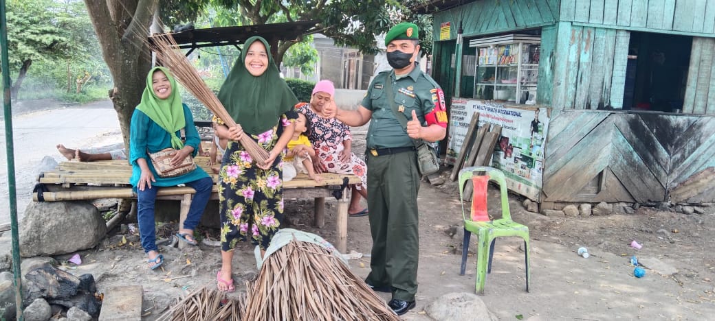 Memanfaatkan limbah kelapa Babinsa mengapresiasi