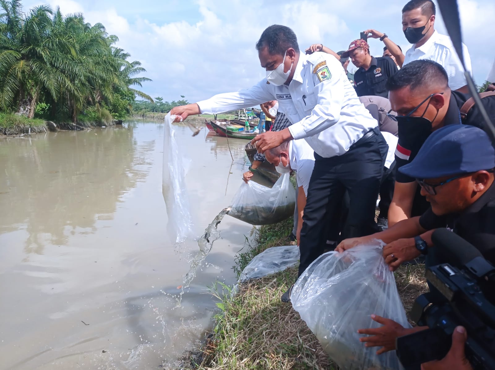 Meriahkan HLH Sedunia Tahun 2022, PWI Sergai Bersama Bupati Darma Wijaya dan RSI Tabur 3000 Bibit Nila