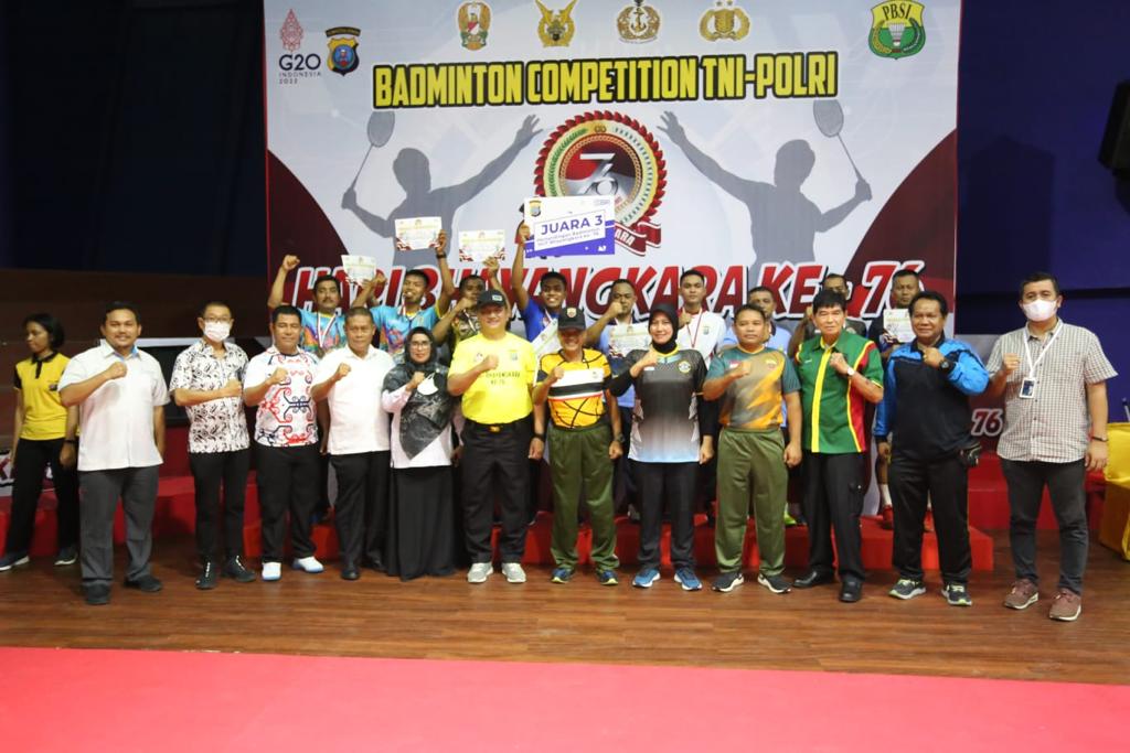 Irwasda Polda Sumut Tutup Pertandingan Badminton TNI-Polri di Gedung PBSI Medan