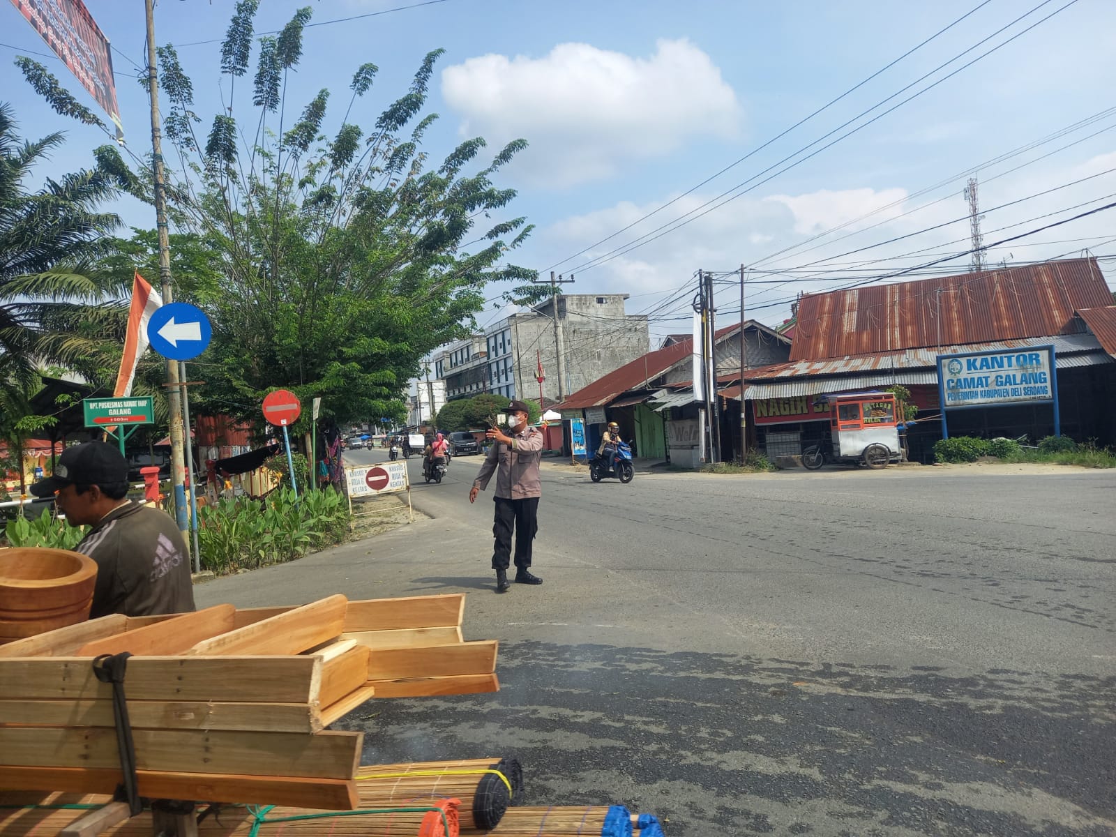 Ciptakan arus lalu lintas lancar, Polsek Galang Polresta Deli Serdang laksanakan Pengaturan lalin dan Patroli