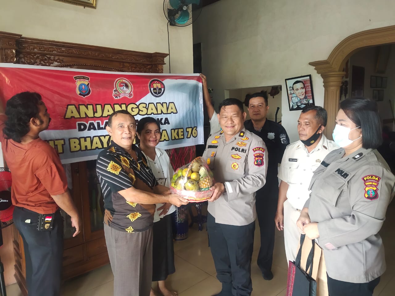 Rangka HUT Bhayangkara Ke-76, Subbid Penmas Poldasu Giat Anjangsana ke Kediaman AKBP Pur MP Nainggolan