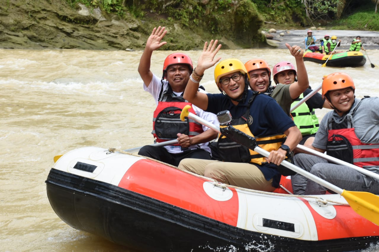 Menparekraf Didampingi Bupati dan Wabup Sergai Jajal Rafting Sei Bahbolon Sipispis
