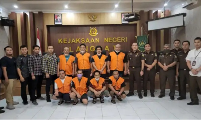 Penyidik Ditreskrimum Polda Sumut Serahkan 8 Tersangka Kerangkeng Ke Kejari Langkat