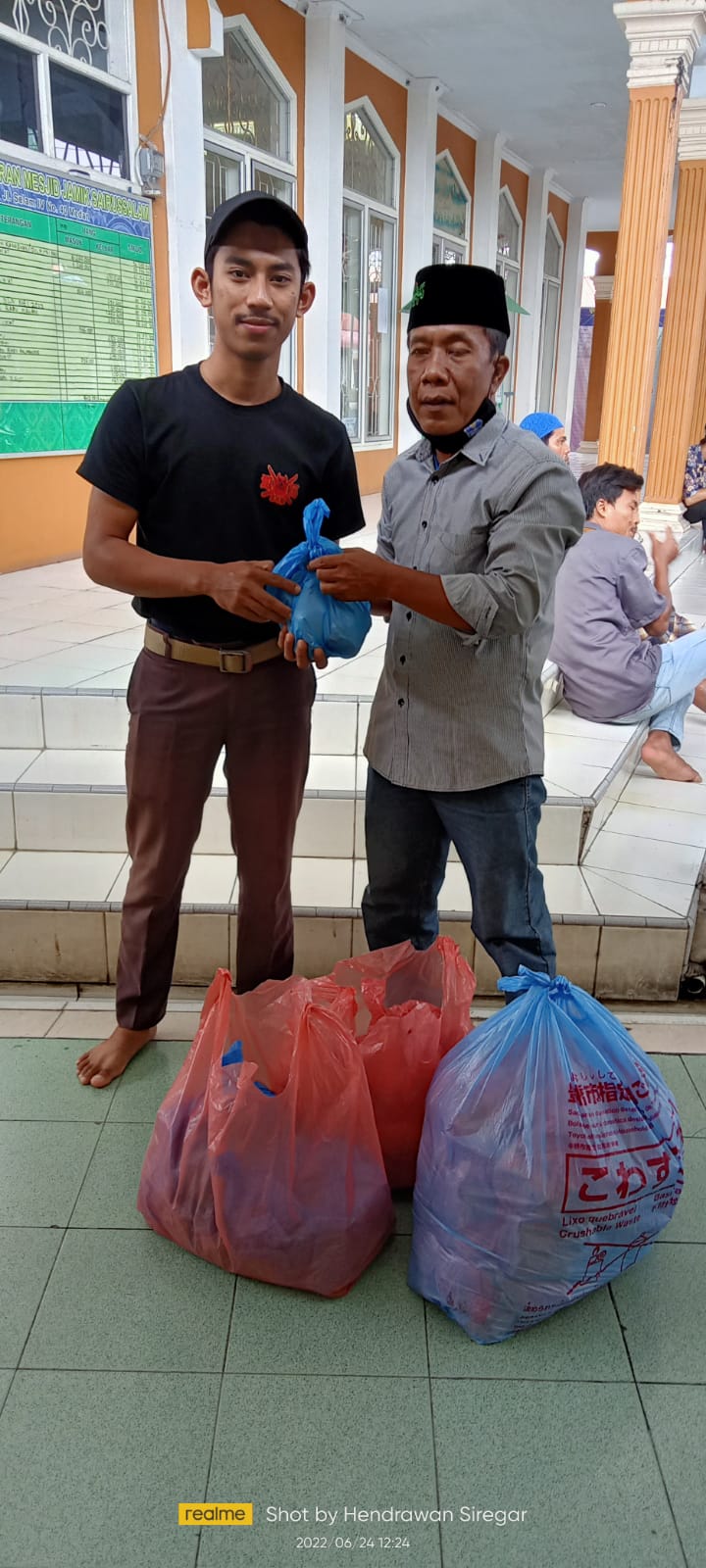 Sambut HUT ke 22, Bakopam Sumut Bagikan Nasi di Masjid Jamik Sairussalam