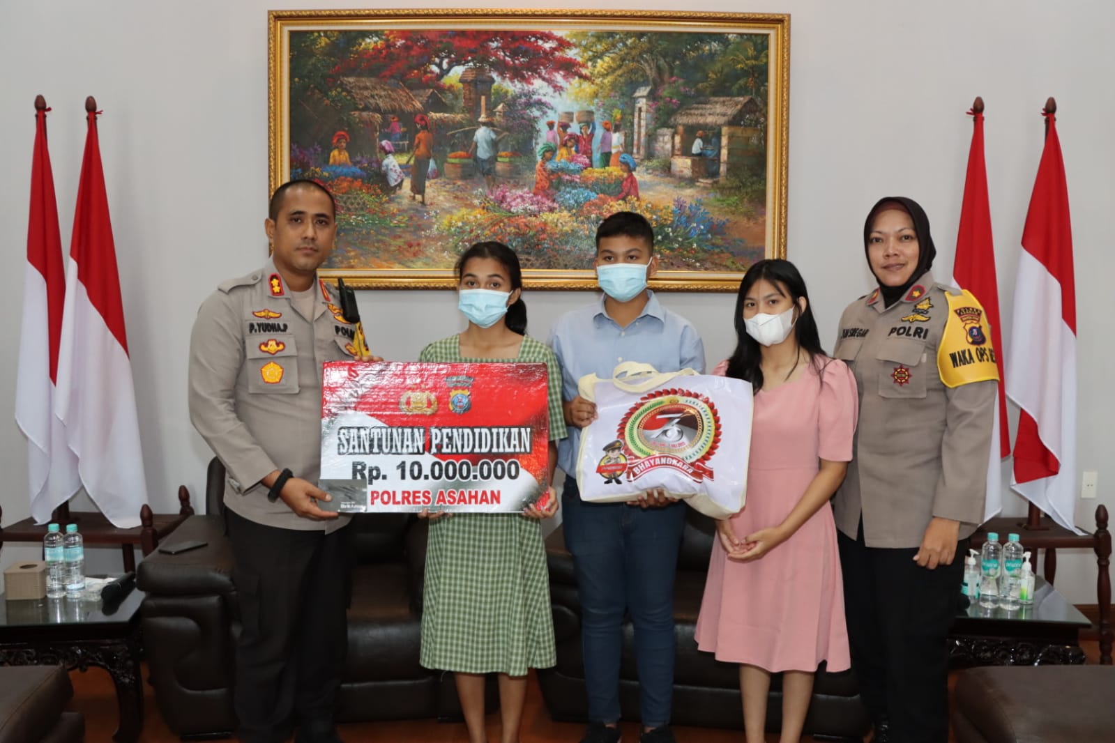 Kapolres Asahan Serahkan Santunan Pendidikan kepada Putra Putri dari Personil yang Meninggal Dunia