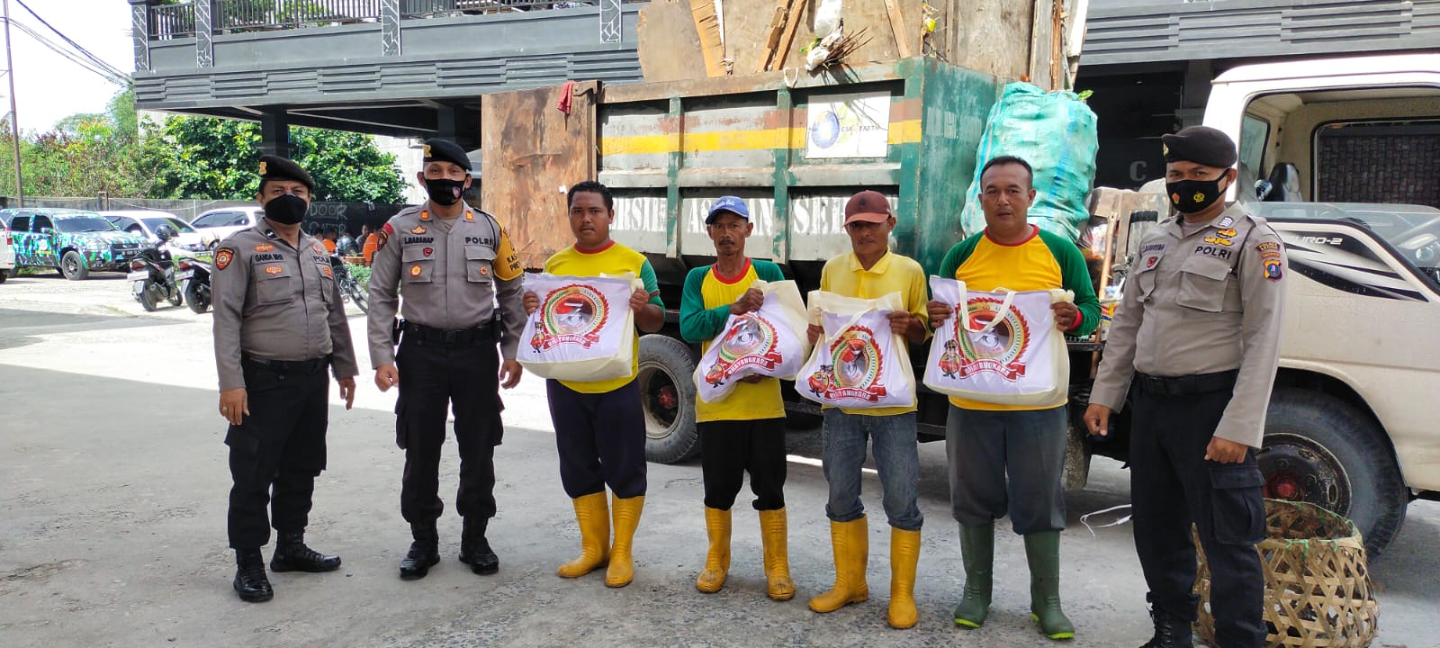 Jelang HUT Bhayangkara ke 76, Polres Asahan Berbagi Bansos