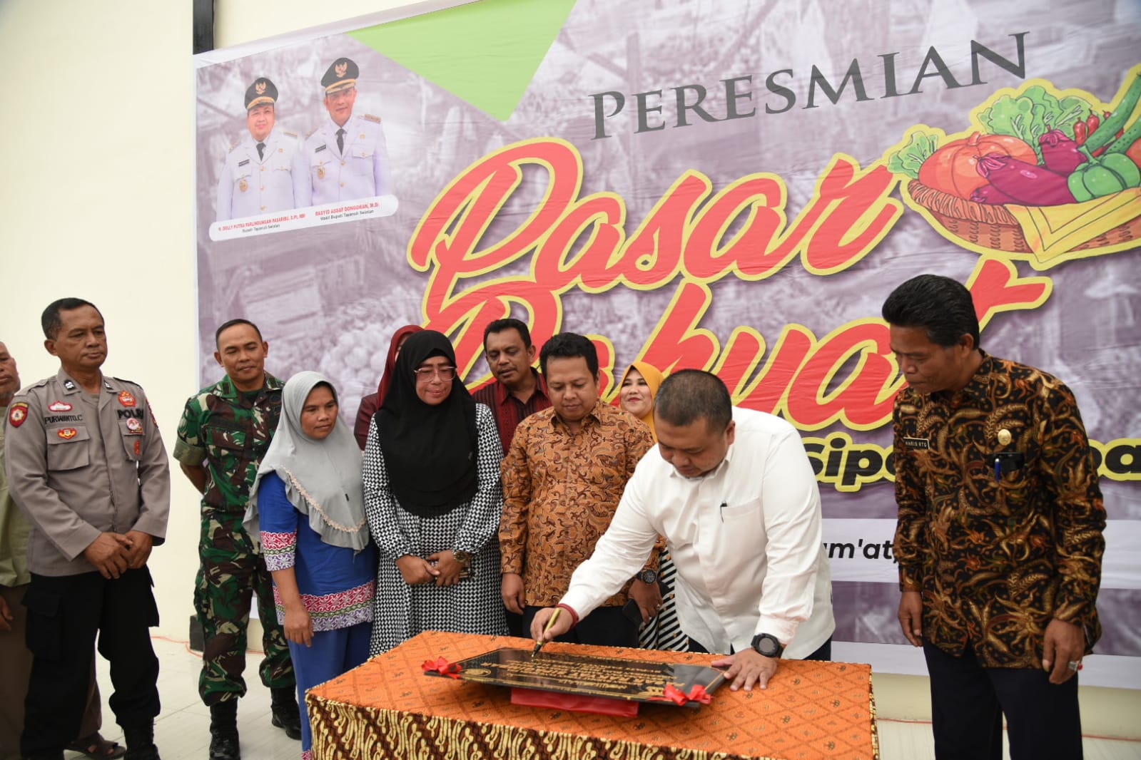 Bupati Tapsel : Pasar Rakyat Harus Mampu Menggerakkan Ekonomi Rakyat