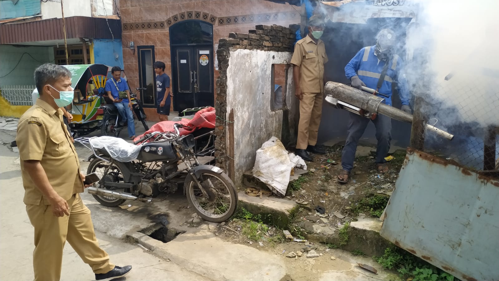 Cegah DBD, Petugas Dinkes Medan Lakukan Fogging