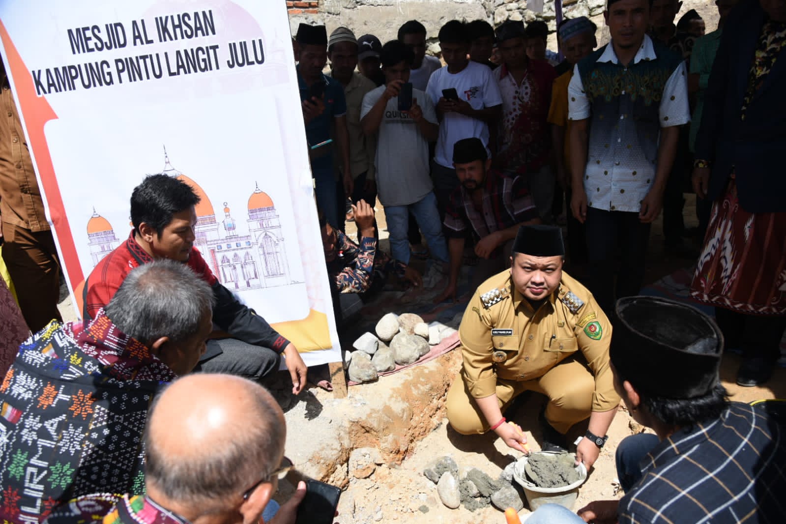 Hadiri Peletakan Batu Pertama Masjid Al Ikhsan, Bupati Tapsel : Semoga Jadi Tempat Berkumpul Orang-orang Baik