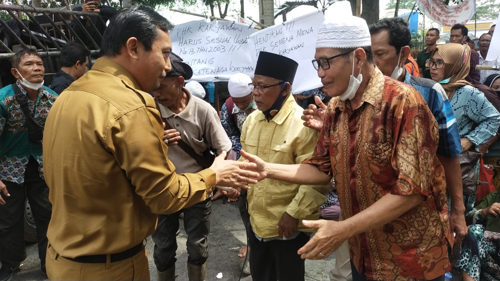 Polresta Deli Serdang Pengamanan Unras Pekerja  Aktif dan Para Pensiunan  PT. Mara Jaya Perkebunan Batu Rata