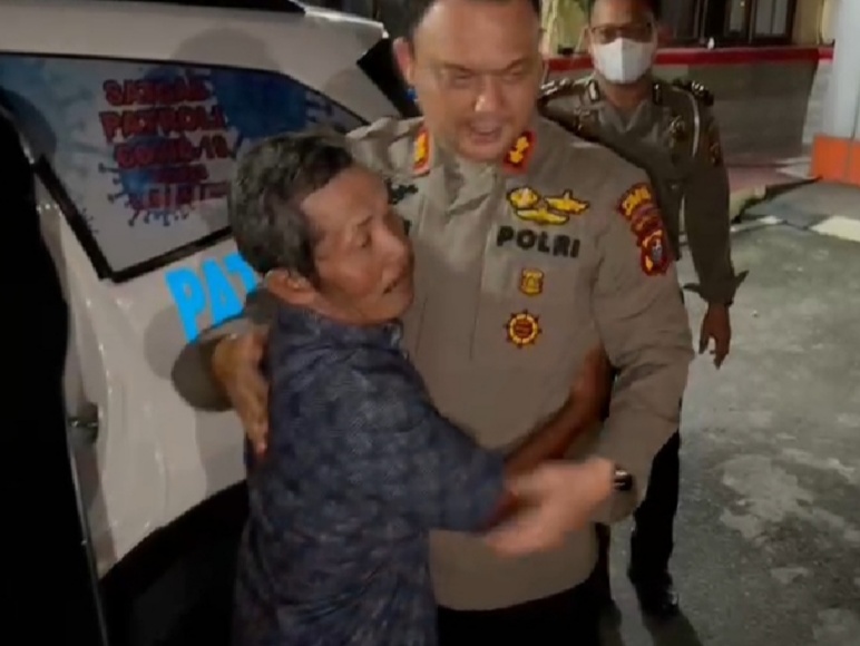 Kapolres Labuhan Batu Memberangkatkan Kakek Muhadi 30 Tahun Yang Selama ini Berpisah Dengan Keluarganya