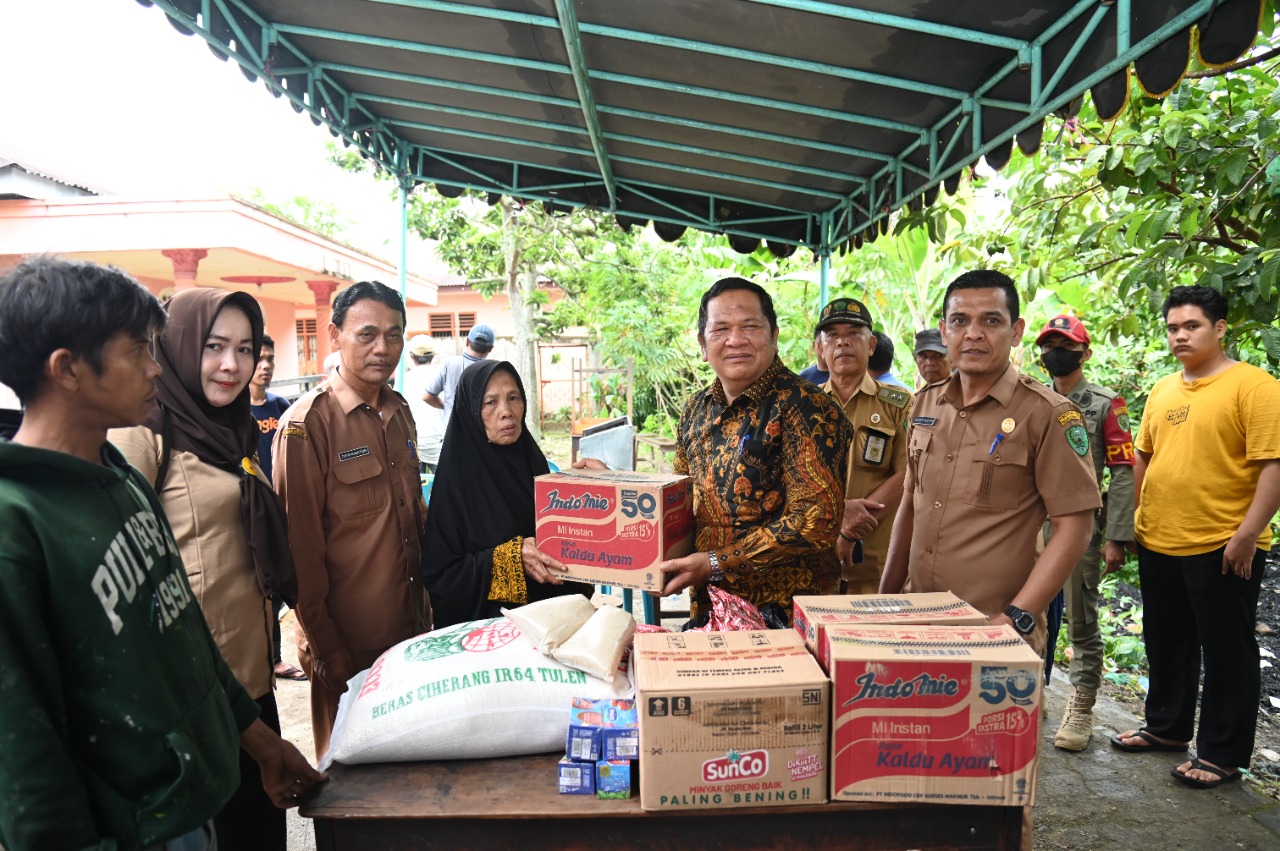 Walikota Irsan Menyerahkan bantuan kepada masyarakat Kelurahan Bincar korban kebakaran