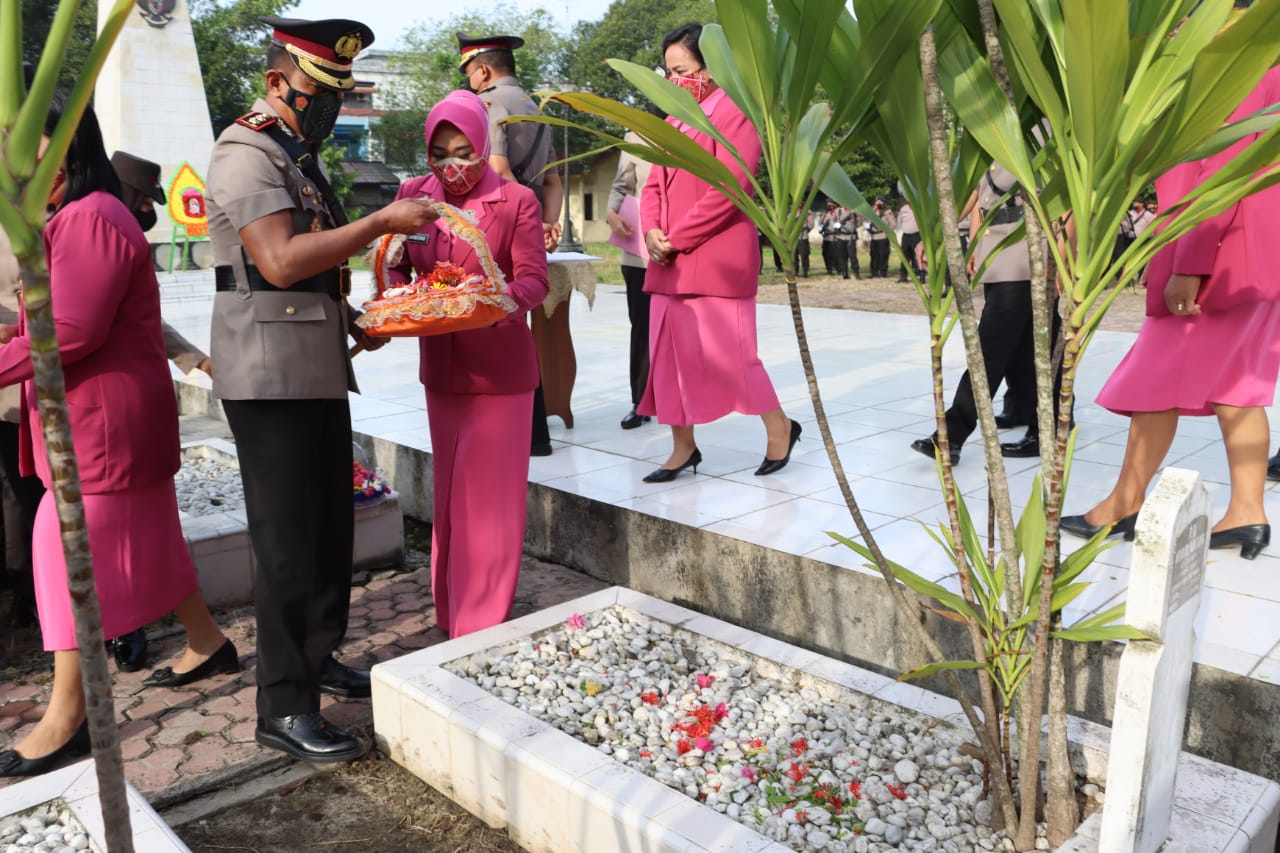 Dalam Rangka Hari Bhayangkara Ke 76 Tahun 2022, Polres Tanjungbalai Laksanakan Upacara Ziarah dan Tabur Bunga