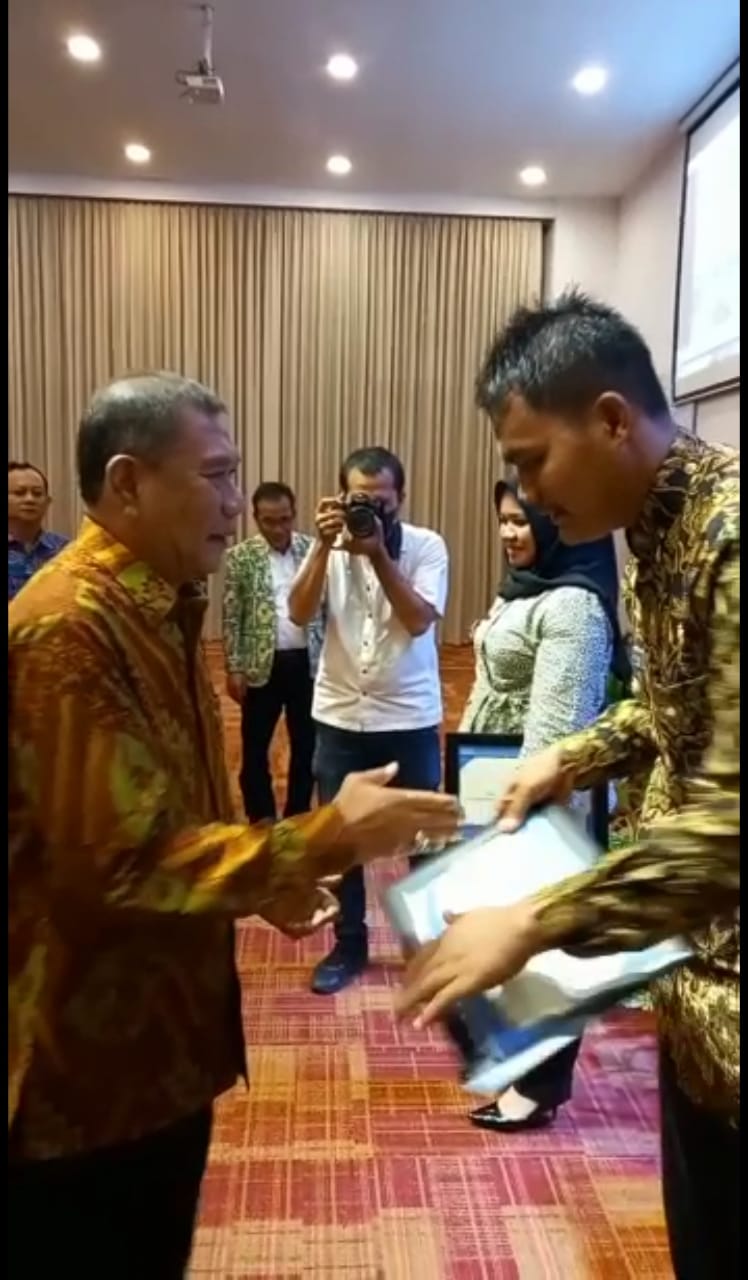 Bupati Kab.Deli Serdang Berikan 304 Sertifikat Pembekalan Kepala Desa