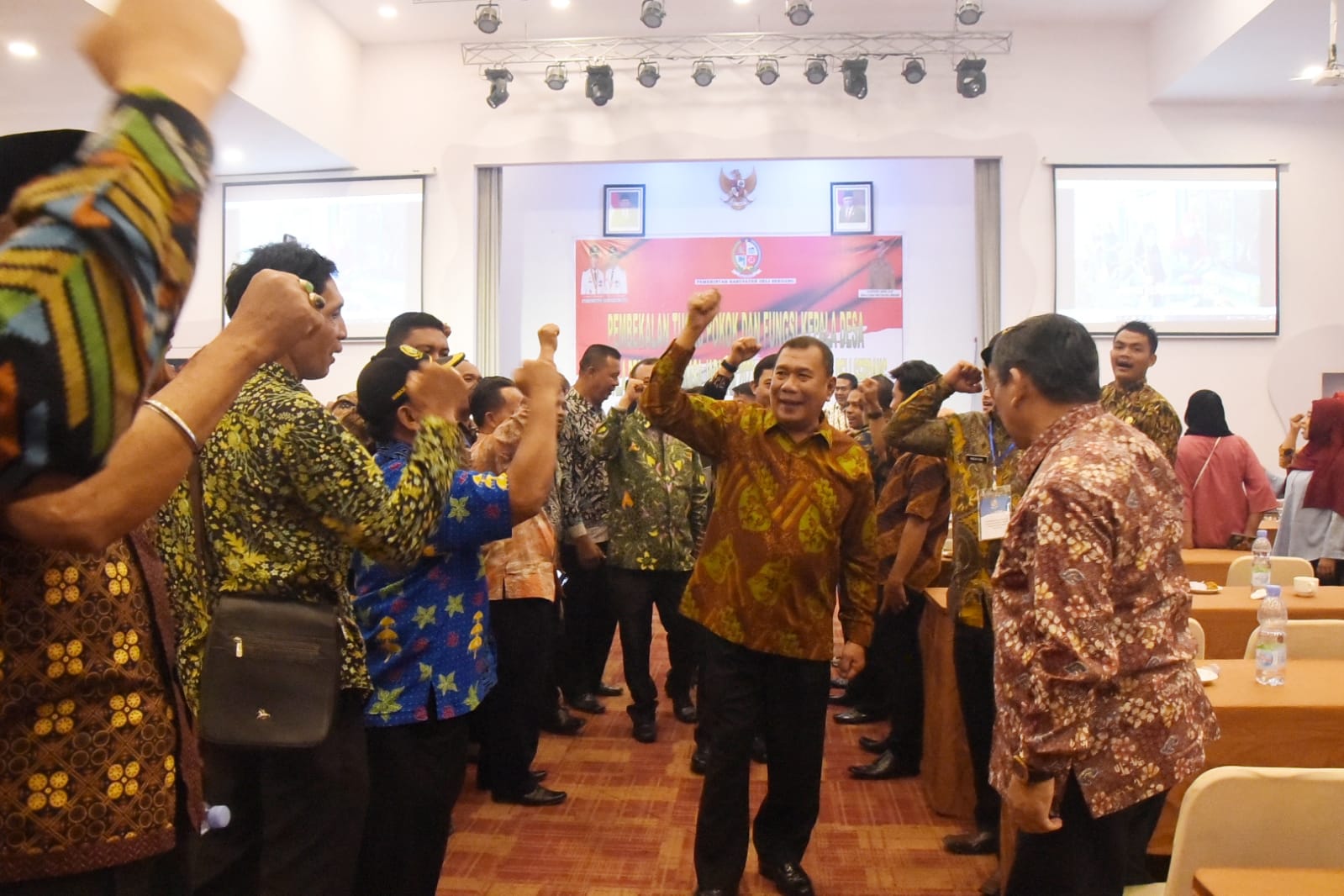 Penutupan Pembekalan Kades, Bupati: Kita Adalah Satu, Jangan Saling Berhadapan