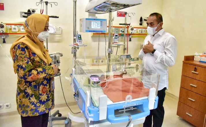 Jenguk Bayi Kembar Siam asal Asahan, Gubernur Edy Rahmayadi Jamin  Biaya Perobatan si Kembar Ratih dan Ririn