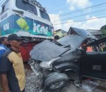 Mobil di Bekasi Tertabrak Kereta hingga Terseret Kencang, Ini Yang Terjadi Pada Anak dan Ibunya