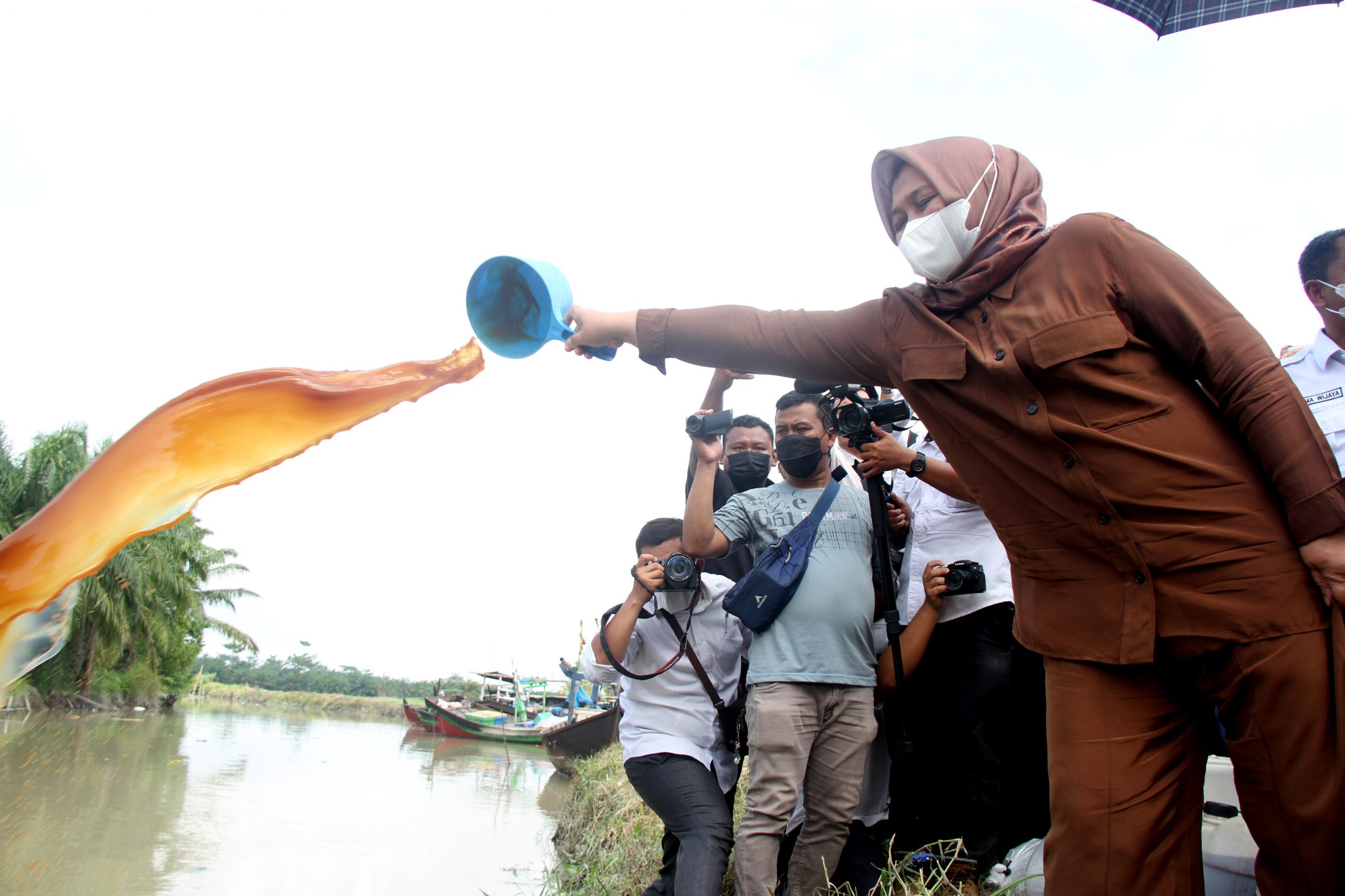 Peringati Hari Lingkungan Hidup,  Nawal Lubis dan Sri Ayu Mihari  Tabur Benih Ikan di Sungai Belutu