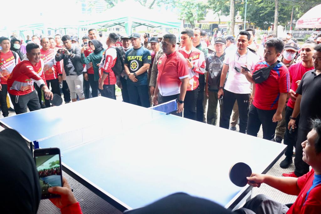 Olahraga Bersama Warga di Ajang CFD, Bobby Nasution Main Ping Pong dengan Penyandang Disabilitas