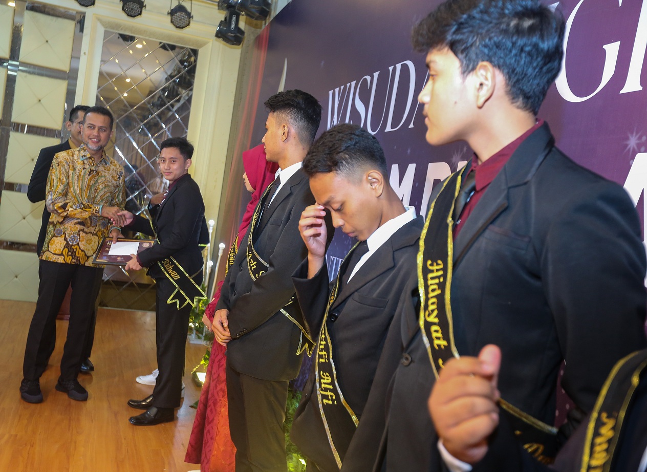 Hadiri Wisuda Akbar Angkatan I SMA Islam Plus Adzkia, Ini Pesan Wagubsu Musa Rajekshah
