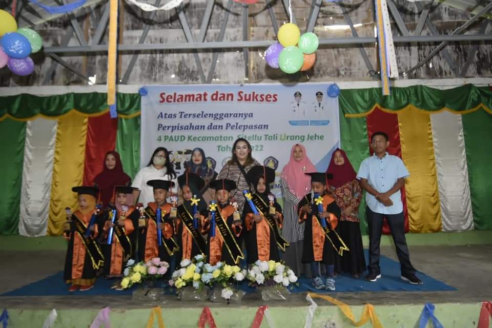 Ketua TP PKK Pakpak Bharat, Ny. Juniatry Franc Tumanggor Menghadiri Pelepasan PAUD SeKecamatan STTU Jehe