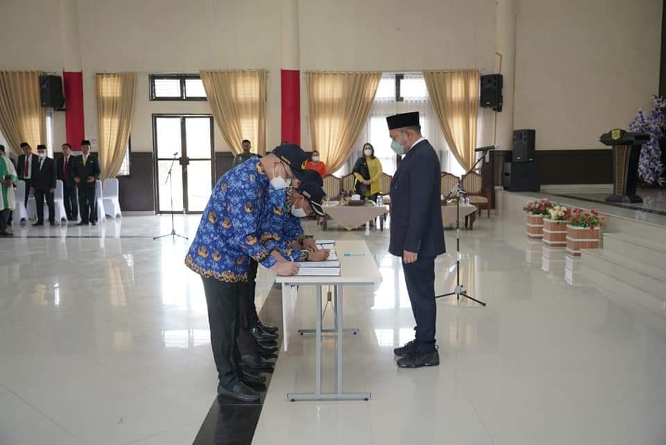 Bupati Pakpak Bharat Lantik 31 Pejabat Fungsional Dan Mengangkat 167 CPNS Jadi PNS