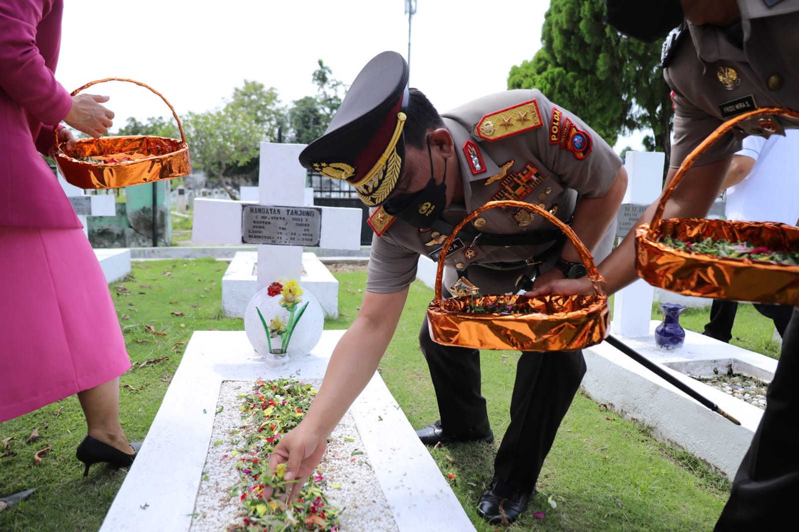 Jelang HUT Bhayangkara ke 76, Kapolda Sumut Pimpin Upacara Ziarah di Makam Pahlawan Medan.