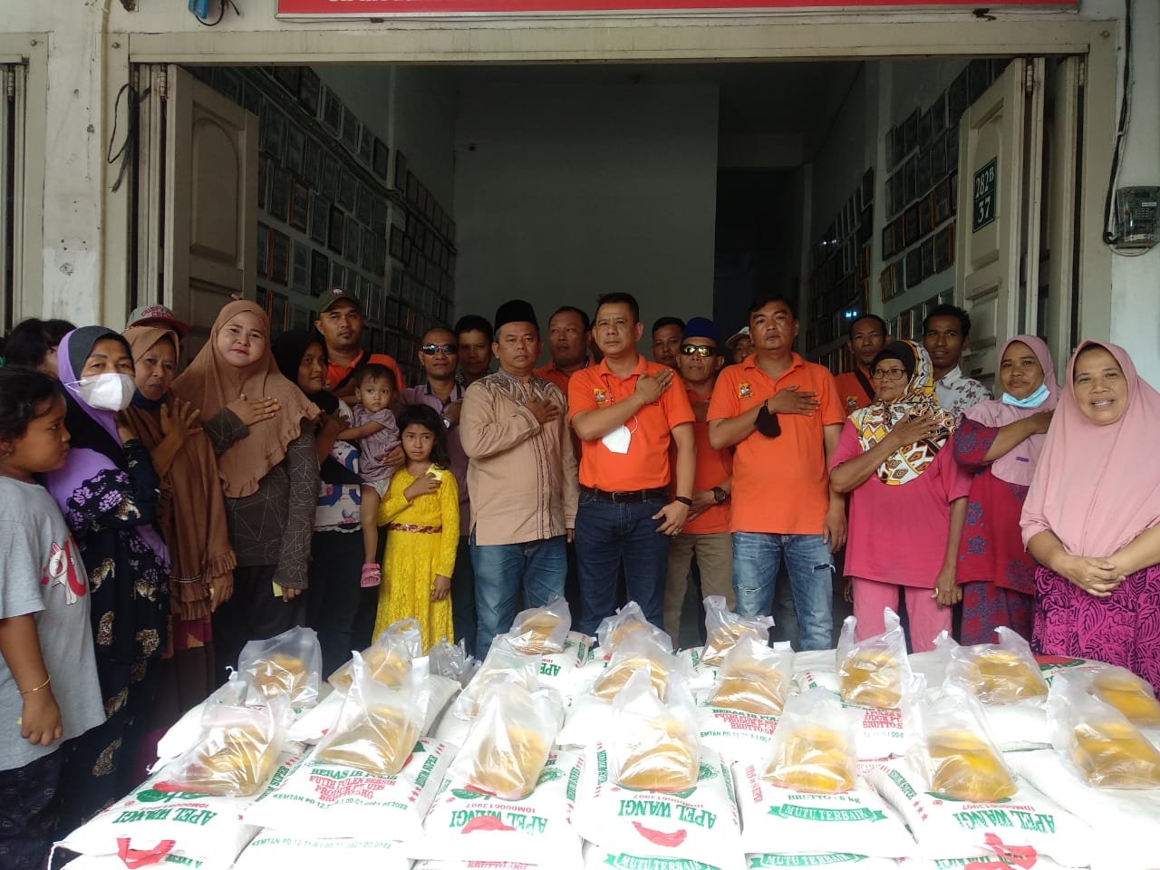 HUT Bhayangkara ke-76 dan Sambut Idul Adha, Pewarta Bagikan Sembako kepada Wartawan dan Kaum Duafa