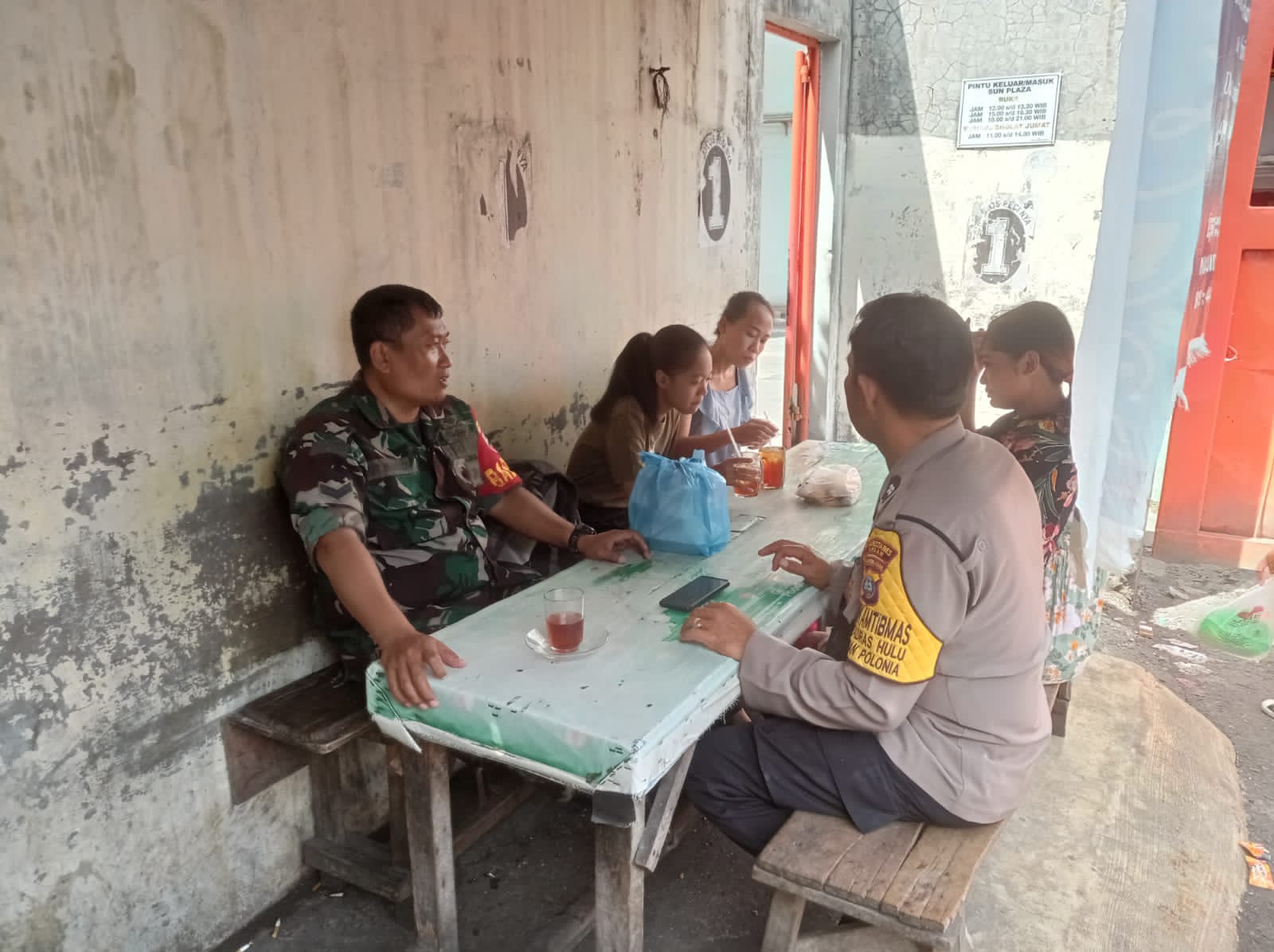 Bhabinkamtibmas Polsek Medan Baru Giat Sambang dan Sampaikan Pesan Kamtibmas kepada Warga