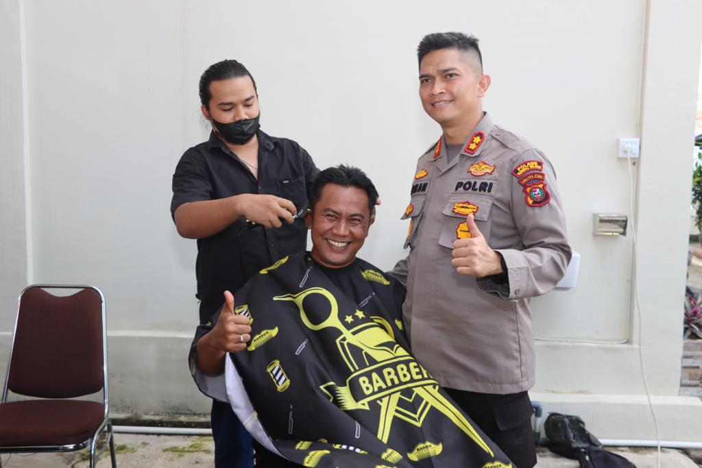 Puluhan Personel Polres Tapsel Mendadak Dicukur Rambutnya, Ada Apa..???
