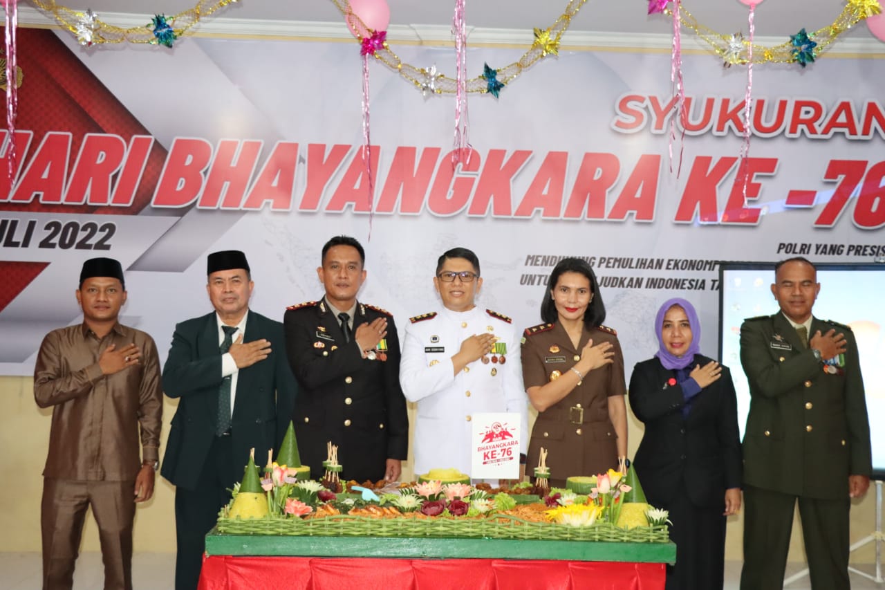 Polres Tanjungbalai Melaksanakan Syukuran HUT Bhayangkara Ke 76 Tahun 2022 sekaligus Pemberian Cinderamata dan Hadiah