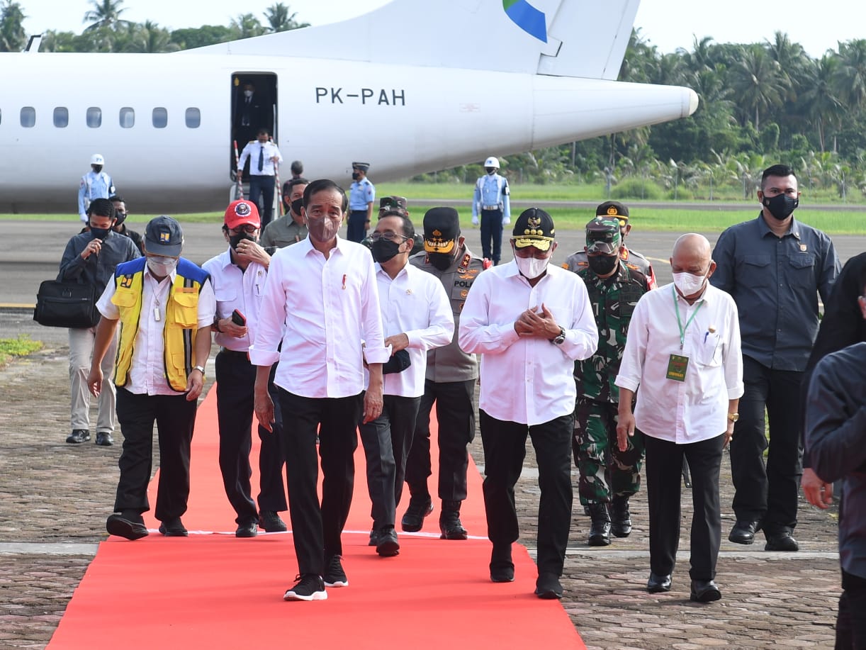 Tiba Di Gunung Sitoli, Jokowi Disambut  Forkopimda