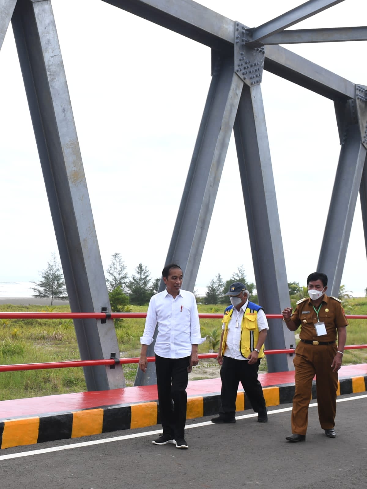 Presiden Jokowi Tinjau Jalan Lingkar Nias dan Jembatan Idano Sibolou di Nias Barat