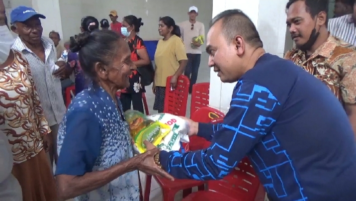 Ketua Forkolimat, Burhanuddin SE Berbagi Sembako di Vihara Bodhi Gaya