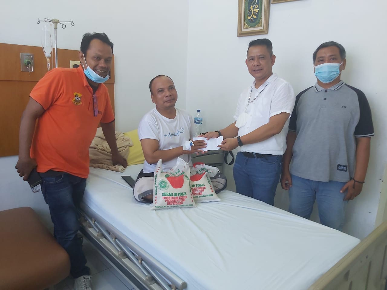 Ketua Pewarta Besuk Swardi Sinaga Wartawan Media Online di RSU Haji Medan