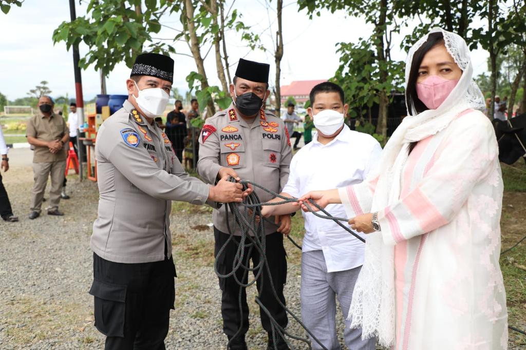 Saksikan Penyembelihan Hewan Qurban, Kapolda Sumut : Qurban Adalah Bukti Ketaqwaan Seorang Muslim Kepada Allah SWT.