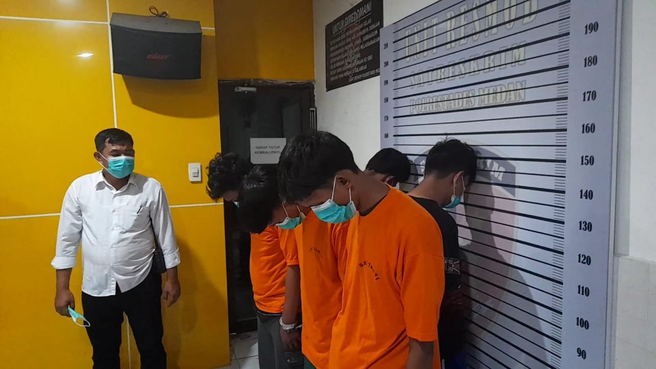Sat Reskrim Polrestabes Medan bersama Dit Krimum Polda Sumut Ringkus 5 Pelaku Geng Motor Lukai Korban
