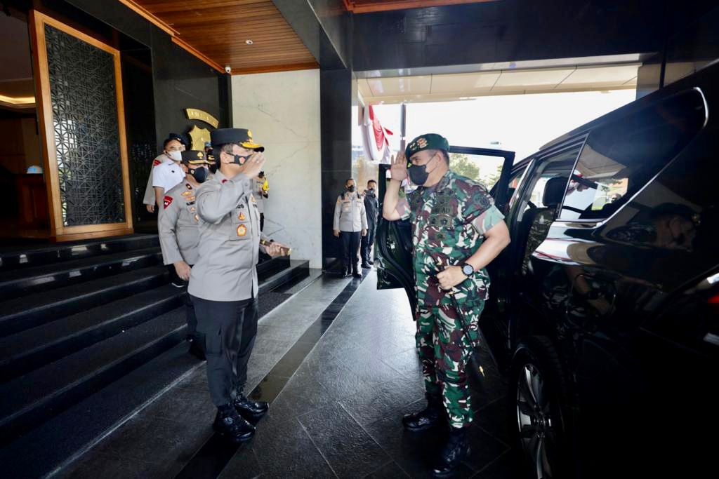 Kapolda Jatim Menerima Sambut Hangat Kunjungan Kehormatan Panglima Divisi Infanteri 2/Kostrad
