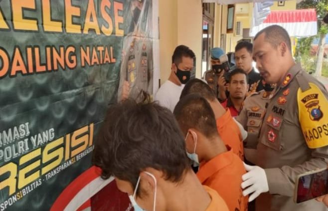 Warga Sibuk Berkurban AH Sibuk Gasak Rumah Boru Suti