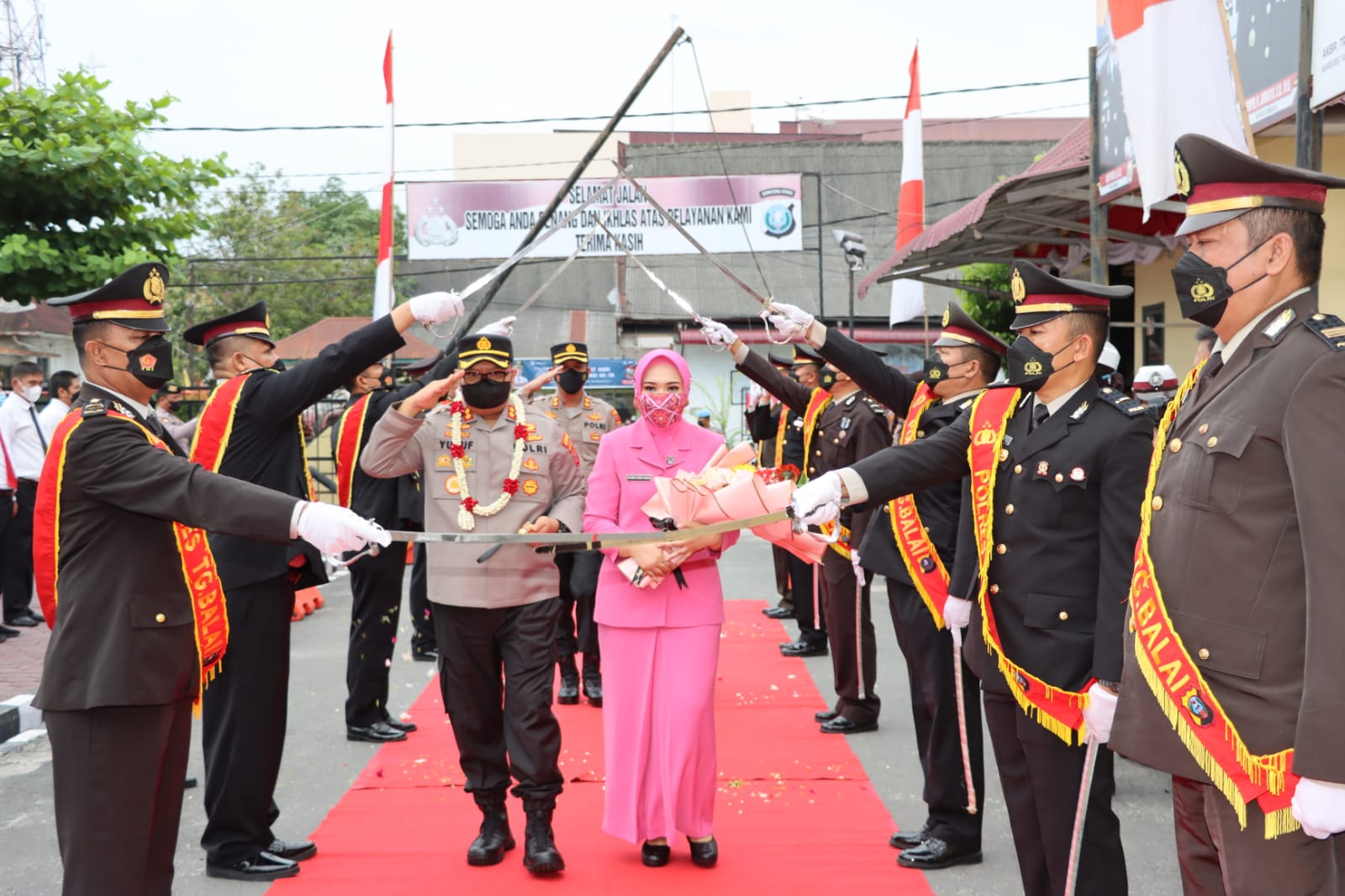 Polres Tanjung Balai Melaksanakan Farewel Parade Kapolres Tanjung Balai ari AKBP Triyadi SH SIK Kepada AKBP Ahmad Yusuf Afandi SIK MM
