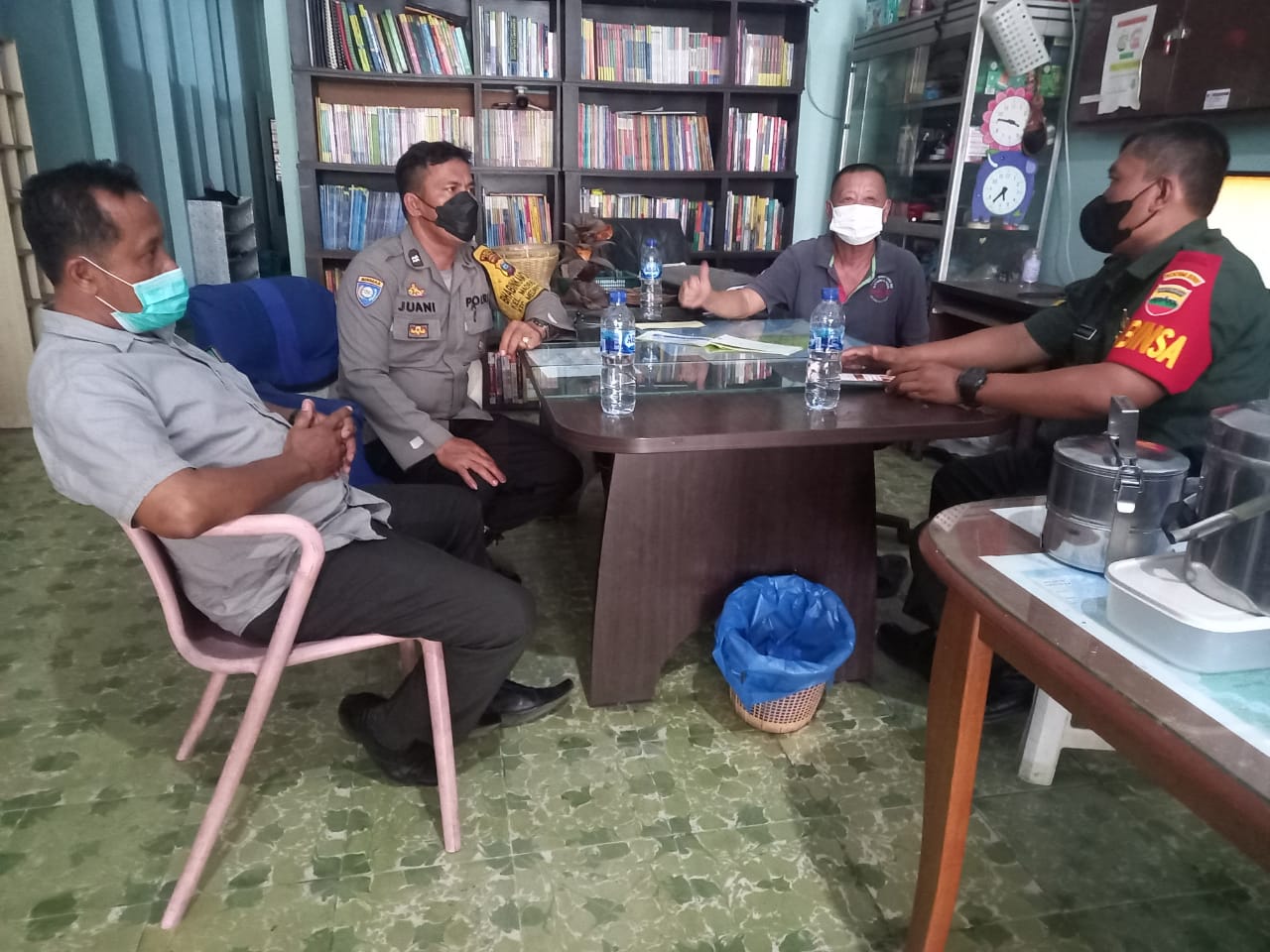 Bhabinkamtibmas Aiptu Juani Sinaga Bersama Babinsa Ajak Masyarakat Menjaga Keamanan Lingkungan