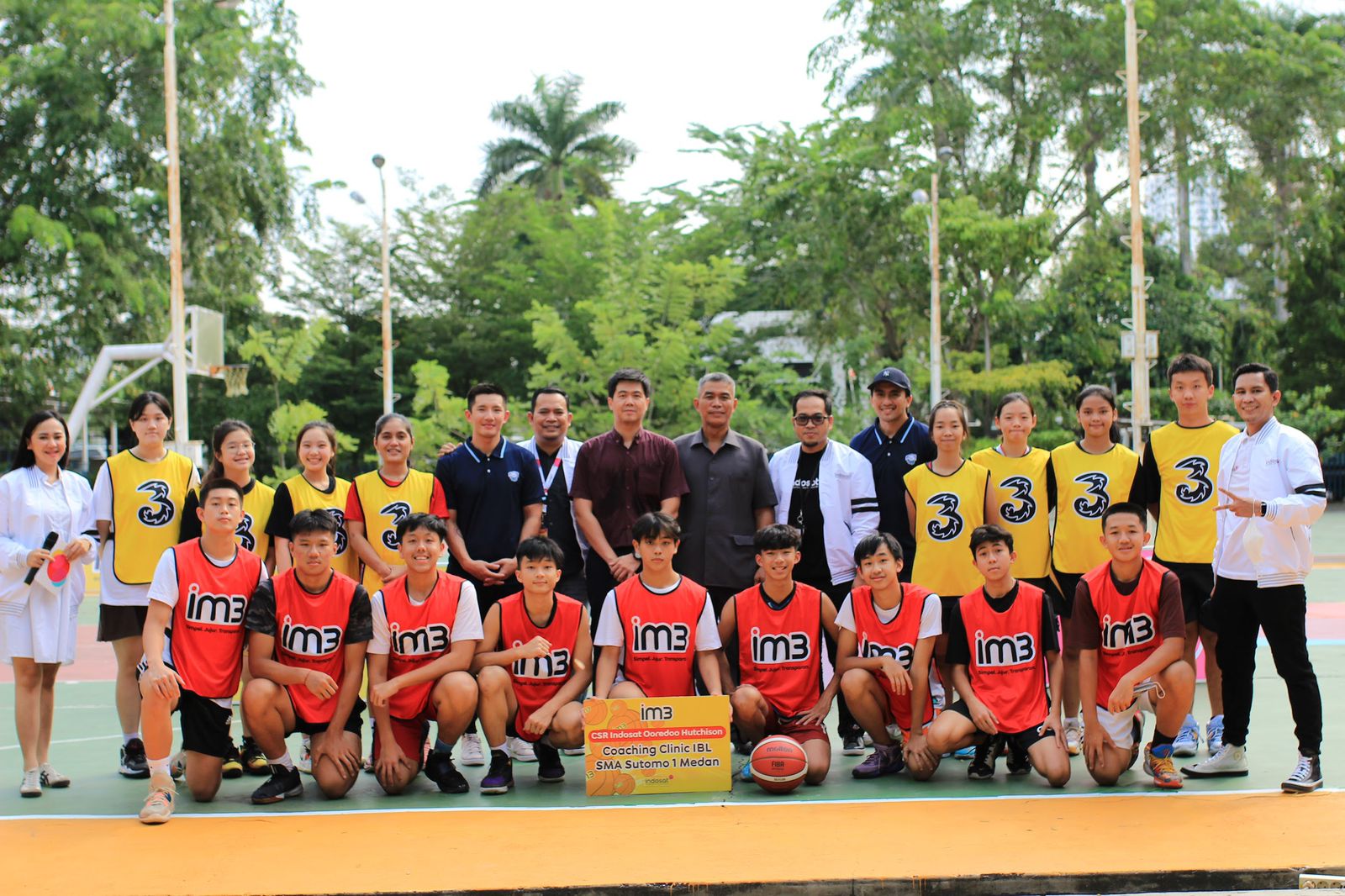 Indosat Ooredoo Hutchison Bawa Para Pemain IBL ke Sekolah di Indonesia