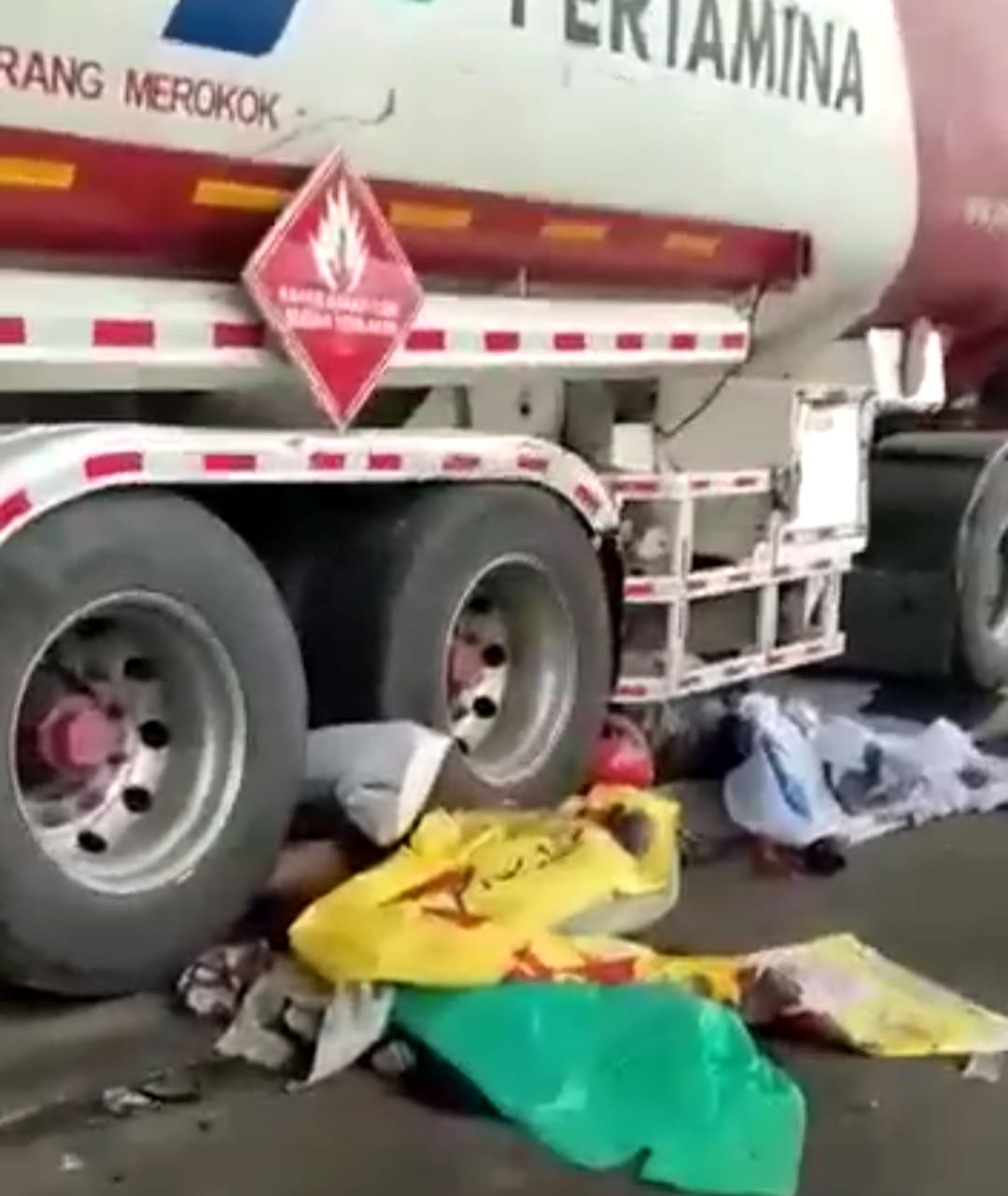 Mengerikan, TrukÂ  Pertamina Seruduk Mobil dan Motor, Ini Jumlah Korban Tewas