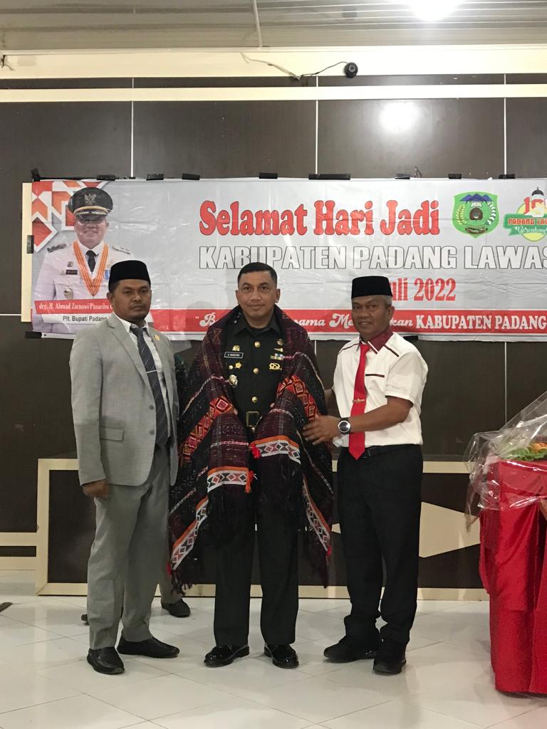 Dandim 0212/Tapsel Diulosi Forkopimda Pada Upacara Peringatan Hari Jadi Kab. Padang Lawas Yang ke 15 Tahun 2022