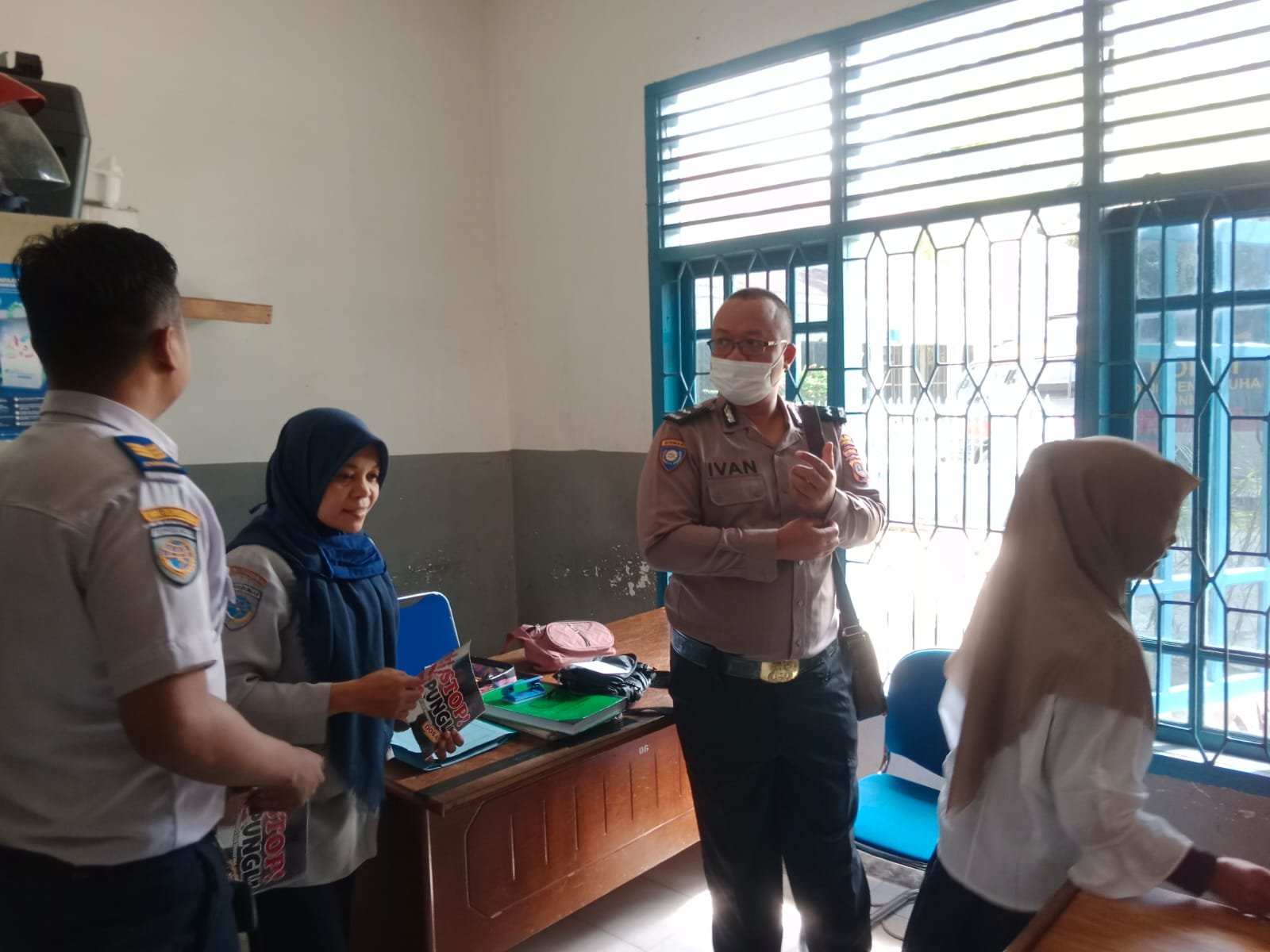 Personil Sat Binmas Polres TanjungbaIai Giat Sambang dan Sosialisasi Tentang Satgas Saber Pungli